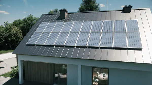 Maison équipée de panneaux solaires sur le toit